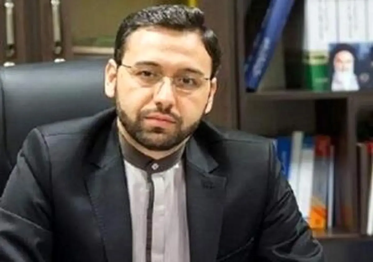 آخرین وداع خانواده استاندار شهید با پیکر فرزندشان /عکس