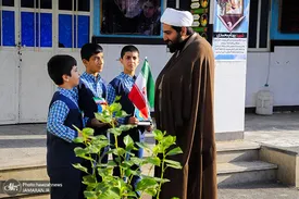 استخدام طلاب در مدارس، شان حوزه علمیه و روحانیت را از بین می برد