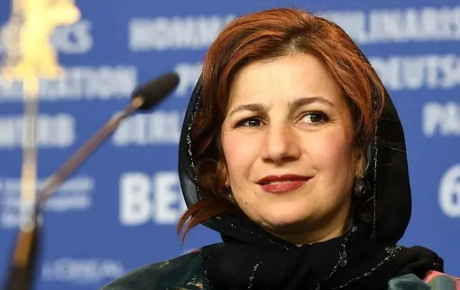 انتقاد از لباس لیلی رشیدی در مراسم اکبر عبدی