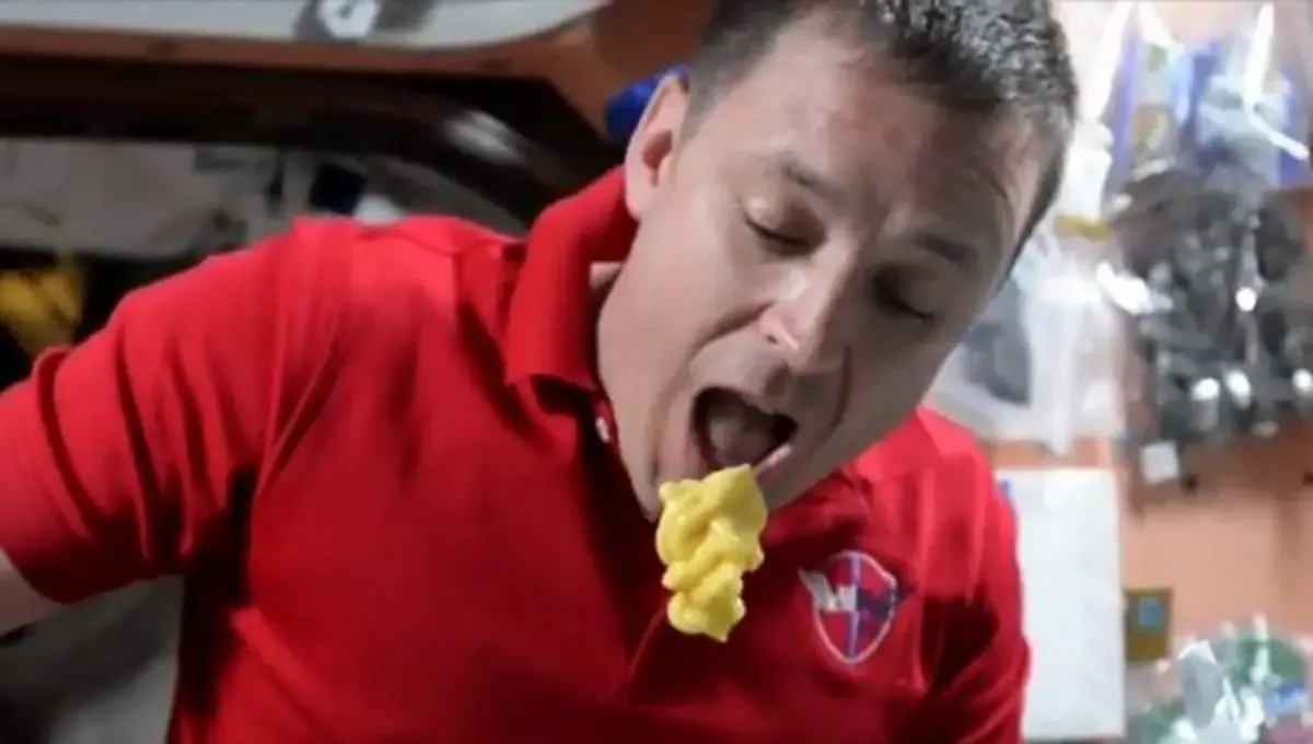 فضانوردان ادرار خود را می خورند!