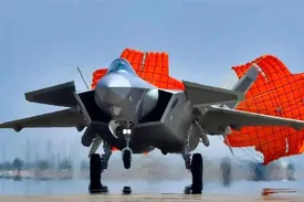 چین از جنگنده مرموز خود رونمایی کرد