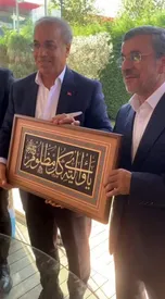 احمدی نژاد در ترکیه کادو گرفت!/ عکس