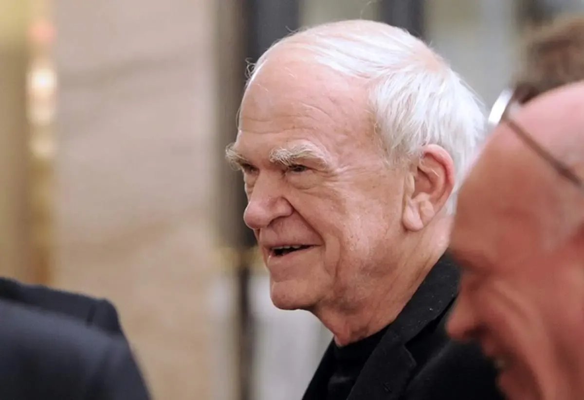 من یک رمان‌نویس هستم و دیگر هیچ. . .