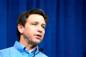 رقیب جدی ترامپ از راه رسید/ فرماندار فلوریدا نامزد انتخابات می‌شود