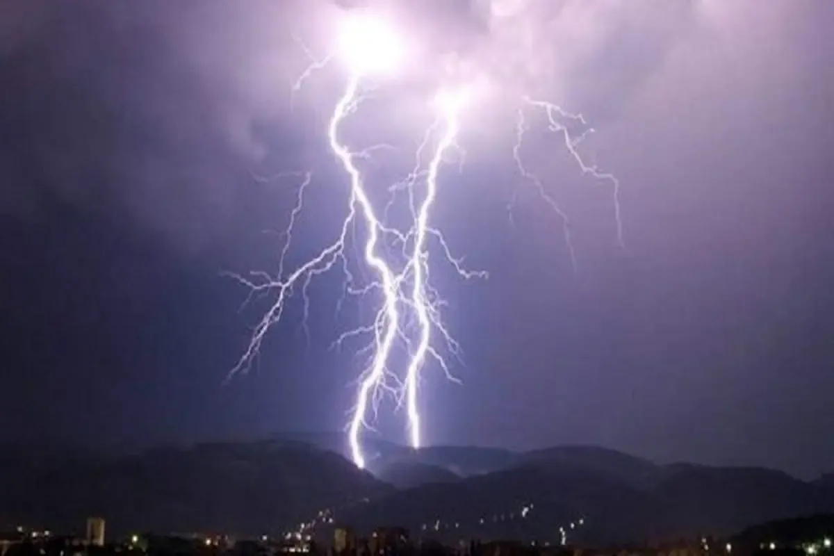 ببینید / وحشت مردم از برخورد صاعقه در داخل شهر تبریز
