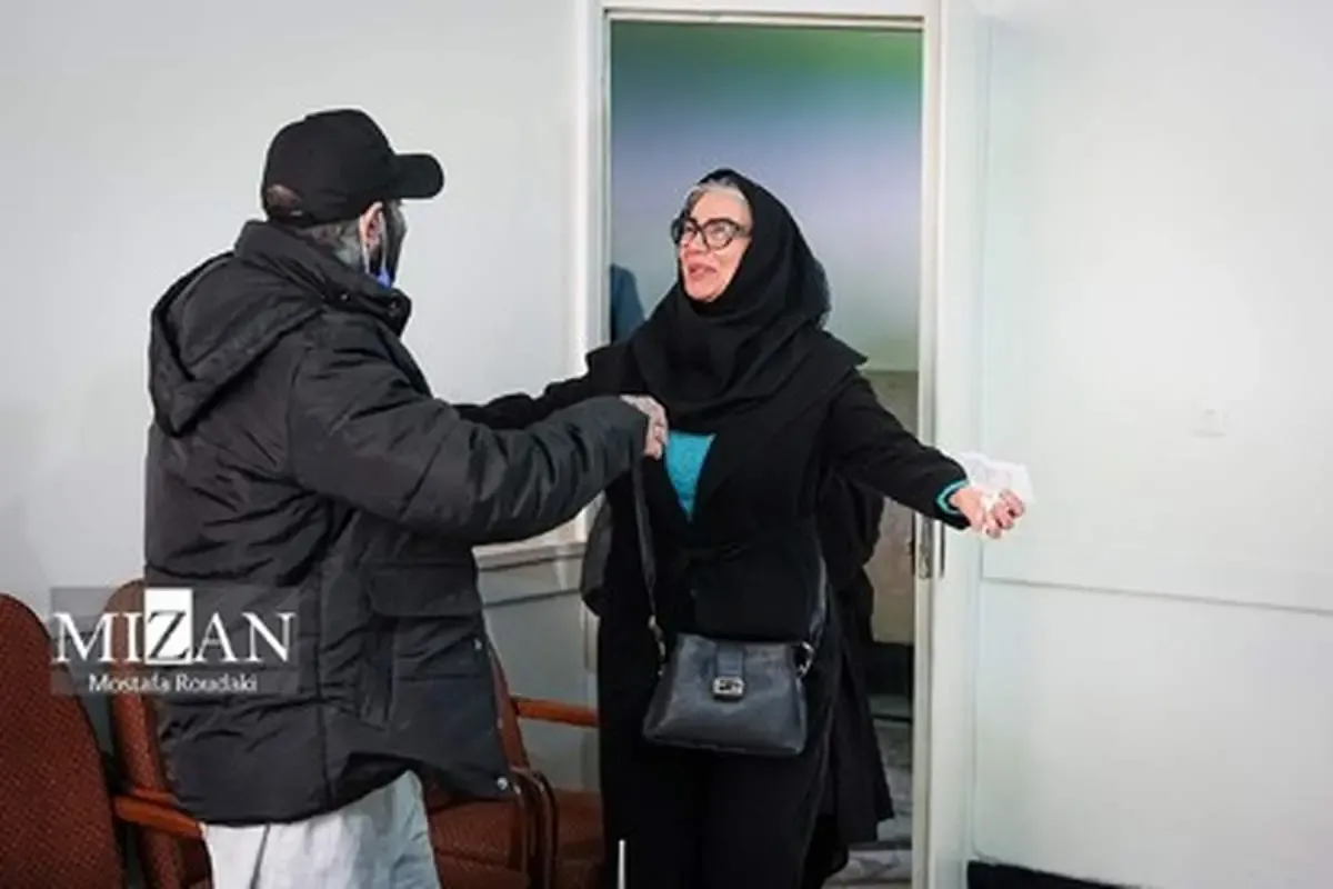 اولین عکس از ملاقات خواهر و مادر «تتلو» با وی در دادگاه/ تصویر