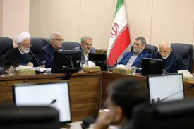 وزیر برکنار شده در کنار میرسلیم و مجید انصاری