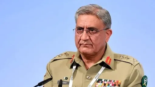 ببینید | حمله شهروند افغانستانی به فرمانده پیشین ارتش پاکستان در پاریس