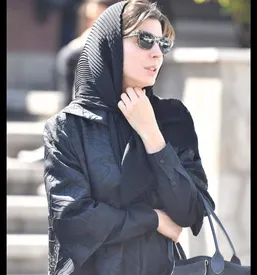 حرکات غیرمنتظره از لیلا حاتمی در مراسم ختم زری خوشکام/ ویدئو