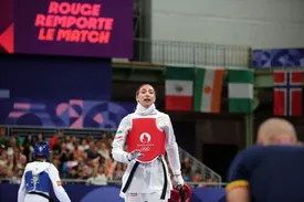 مبینا نعمت‌زاده با دست شکسته در دیدار با رهبر انقلاب/ عکس