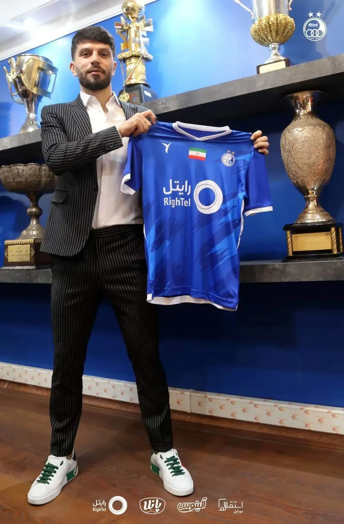 جلال الدین ماشاریپوف با کت و شلوار دیپلمات در استقلال!/ عکس