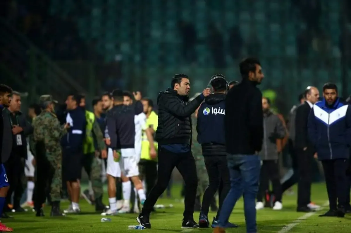 نکونام هدفون فیلمبردار را از گوشش درآورد