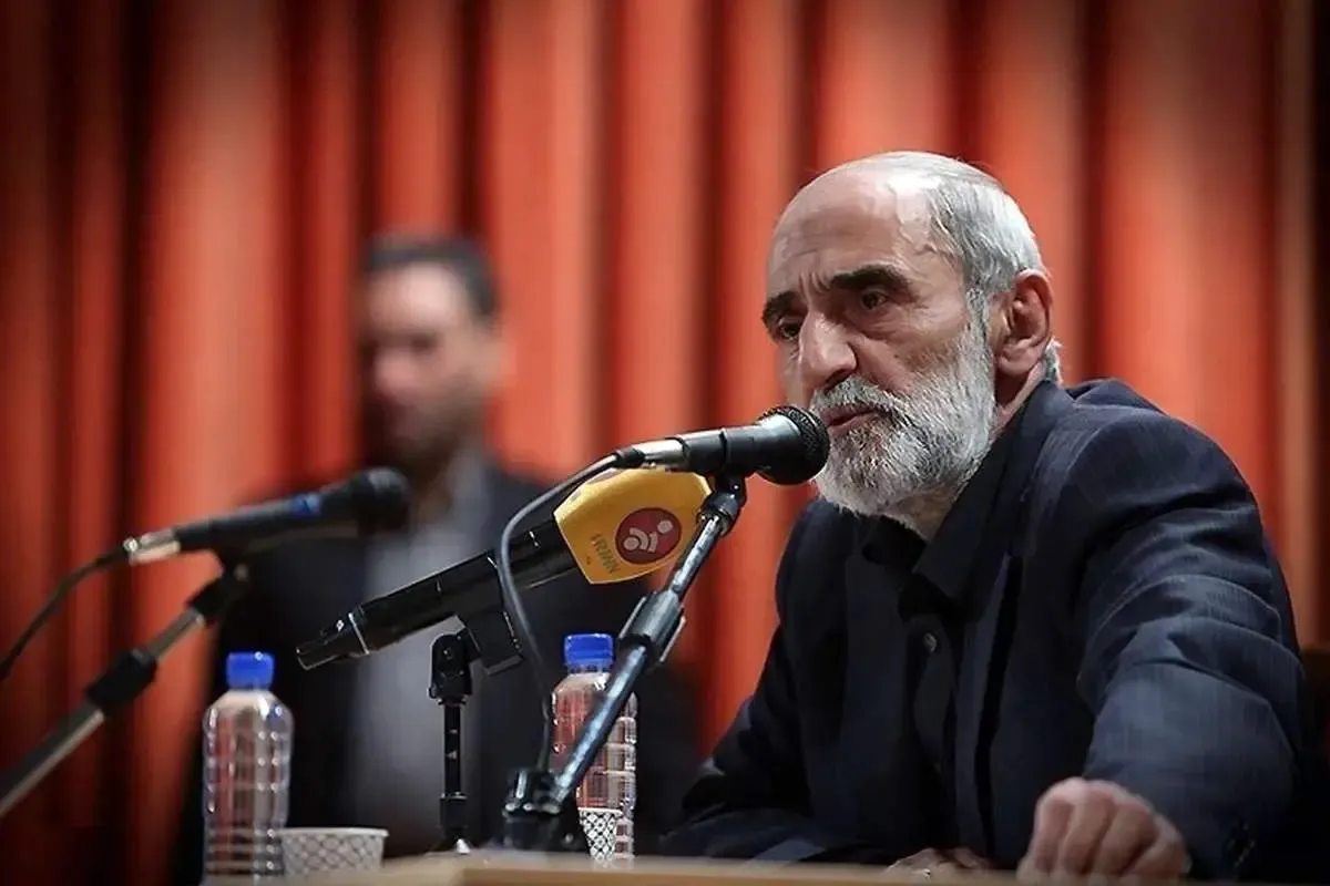 شریعتمداری: موافقان مذاکره هم خائن‌اند هم احمق