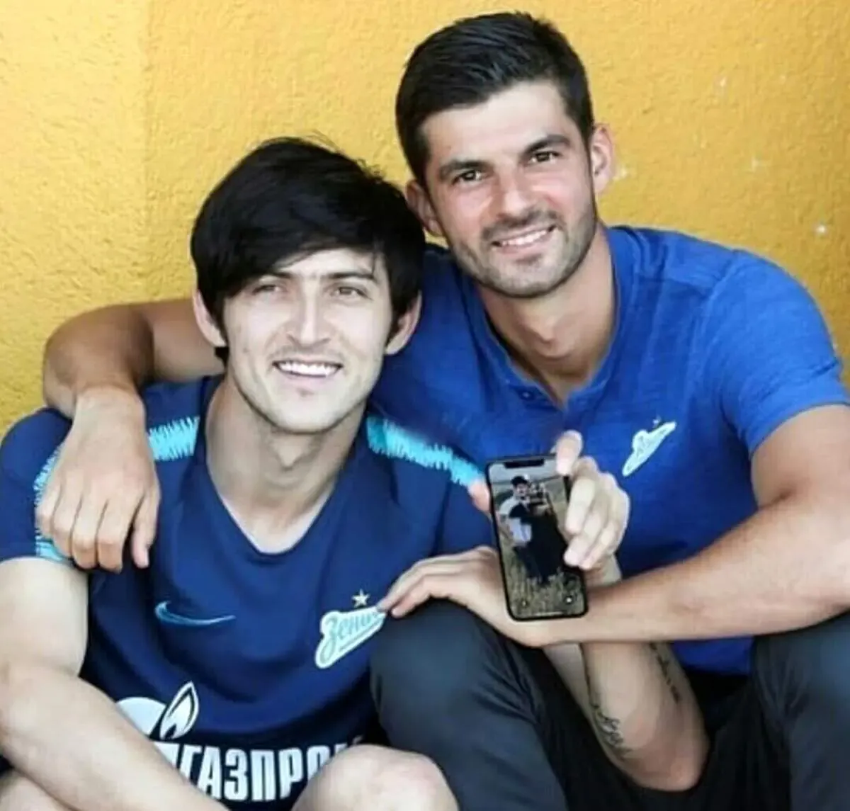 تصویر عاشقانه بک گراند موبایل سردار آزمون/ عکس