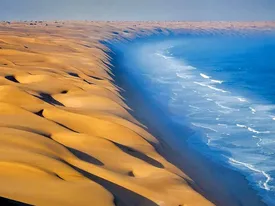 عکسی دیدنی از تقابل دریا و کویر در ایران