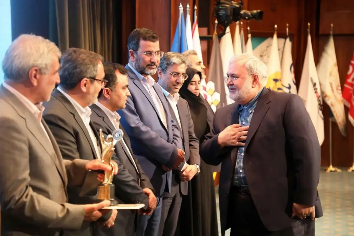 اعطای لوح تندیس به موسسه اعتباری ملل بابت عملکرد مثبت در پیشبرد اهداف اقتصاد مقاومتی