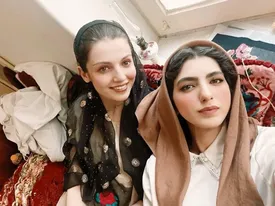 استایل ساحلی بنفشه ریاضی و مهسا حجازی در استانبول/ عکس