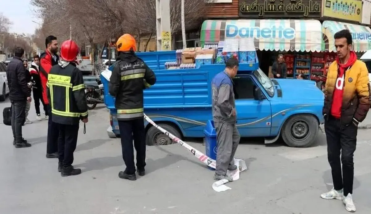 گرفتار شدن خودرو نیسان در فرونشست خیابان اوحدی اصفهان