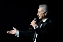 مراسم تشییع پیکر عارف خواننده سلطان قلبها/ ببینید