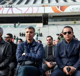 لحظه ورود عادل فردوسیپور به مراسم تشییع پیکر ملیکا محمدی و حماسه ای که رقم خورد/ فیلم