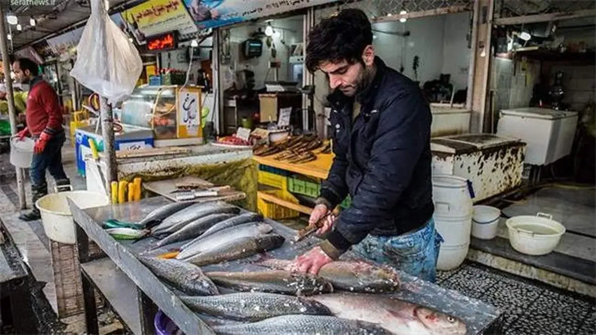 وُسع مردم فقط به پای مرغ می‌رسد، ماهی و میگو پیشکش! / یک کارگر: بچه شمالم اما ماه‌هاست «ماهی» ندیده‌ام