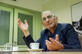 روزنامه کیهان، صادق زیباکلام را «کودن» خطاب کرد!