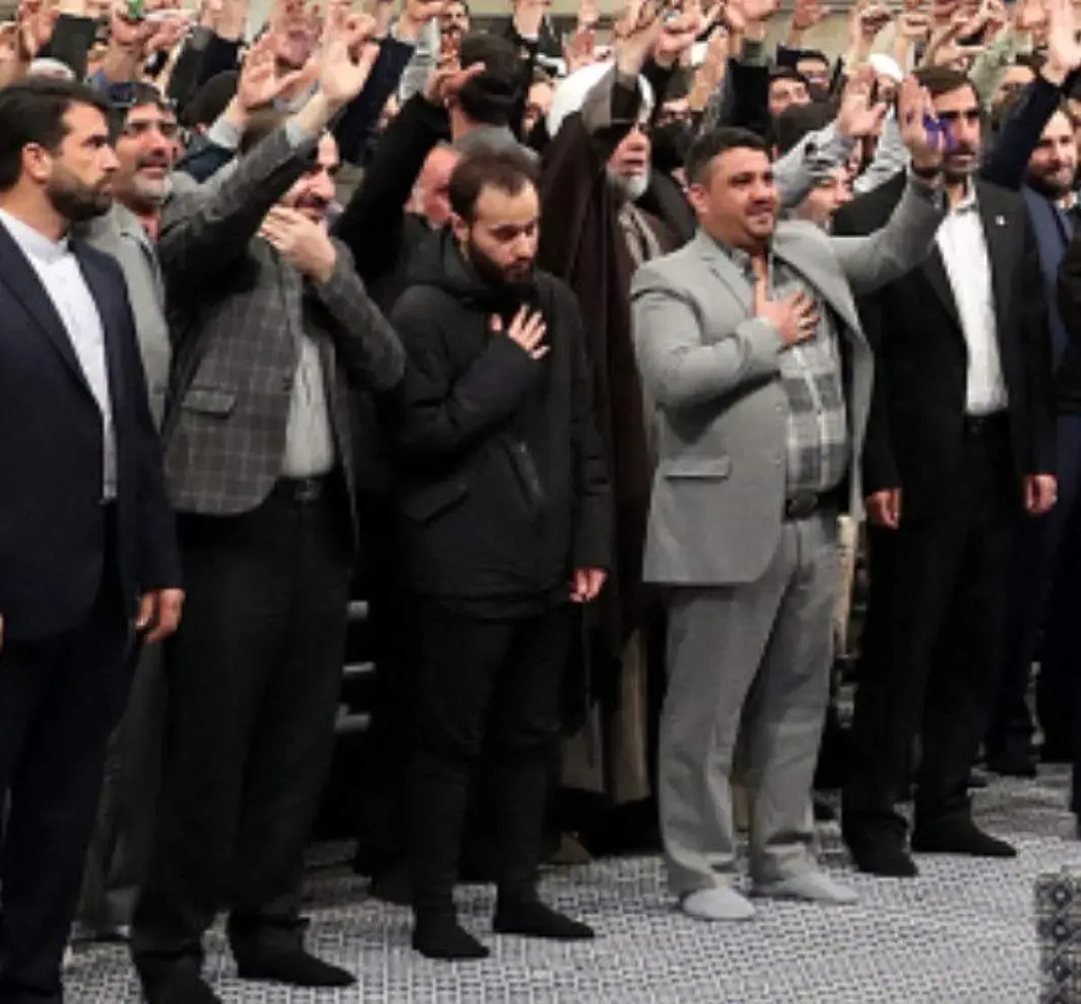 احترام خاص پسر حاج قاسم سلیمانی در هنگام ورود رهبر انقلاب به دیدار امروز