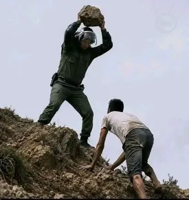 سنگ‌پرانی نیروهای مراکشی به مهاجران حمله کننده به « سئوتا»