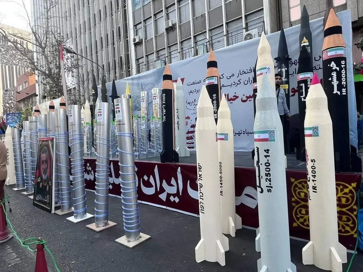 نمایش انواع موشک‌ها و سانتریفیوژها در حاشیه راهپیمایی ۱۳ آبان