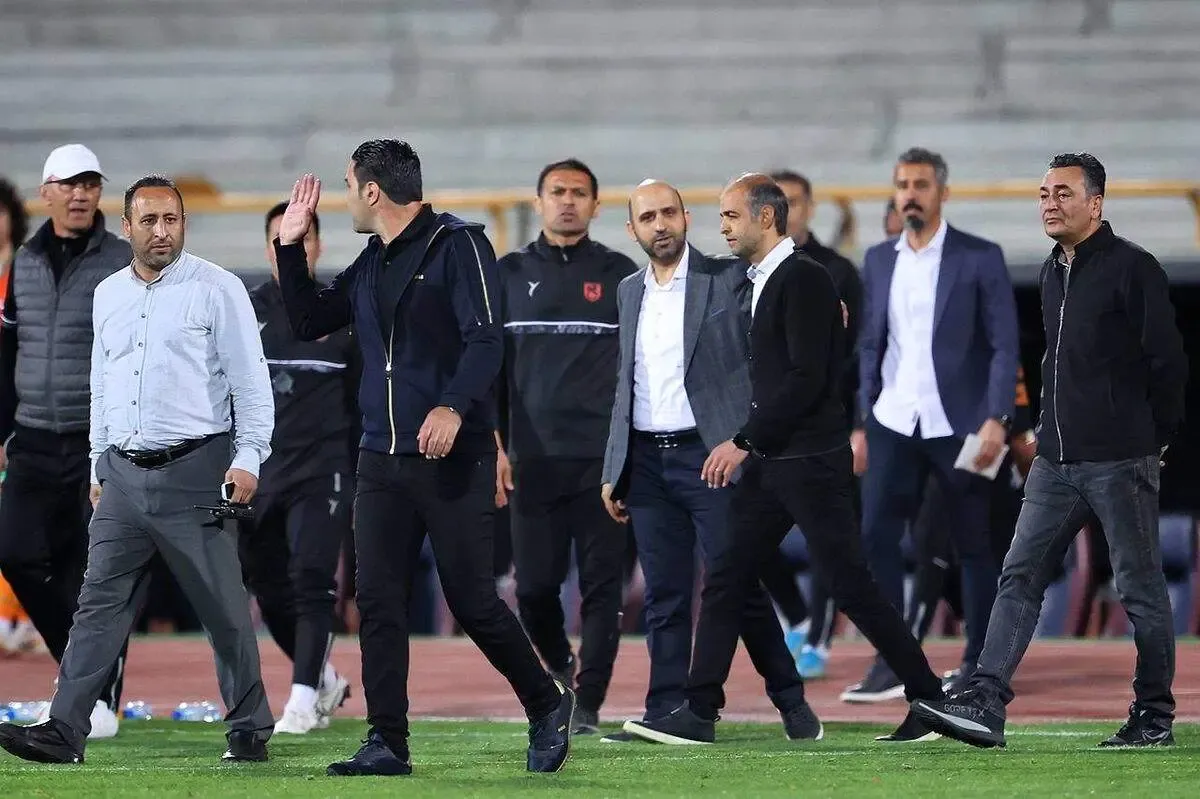 جمله جنجالی نکونام به نویدکیا؛  سرمربی استقلال عصبانی زمین را ترک کرد! +عکس