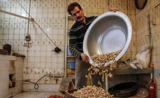 کارگاه تهیه و تولید آجیل عید/ عکس:مینا نوعی