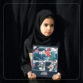 این دختر کوچک در صف اول تشییع شهید رئیسی کیست؟ / عکس