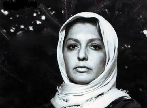 عکس جالب از «گوگوش» در مراسم تشییع برادرش سال ۱۳۵۵