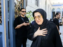 خانم سخنگو با استایل متفاوت در مراسم ختم بهروز رضوی/ عکس