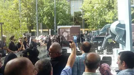 دختر اکبر عبدی در مراسم تشییع اشک حاضران را درآورد/ فیلم