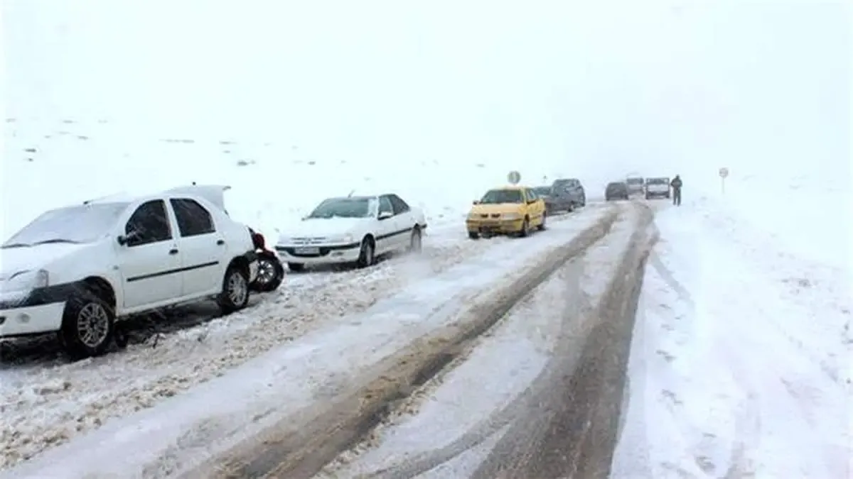 برف و باران در جاده‌های ۱۸ استان/ چالوس و آزادراه تهران- شمال مسدود