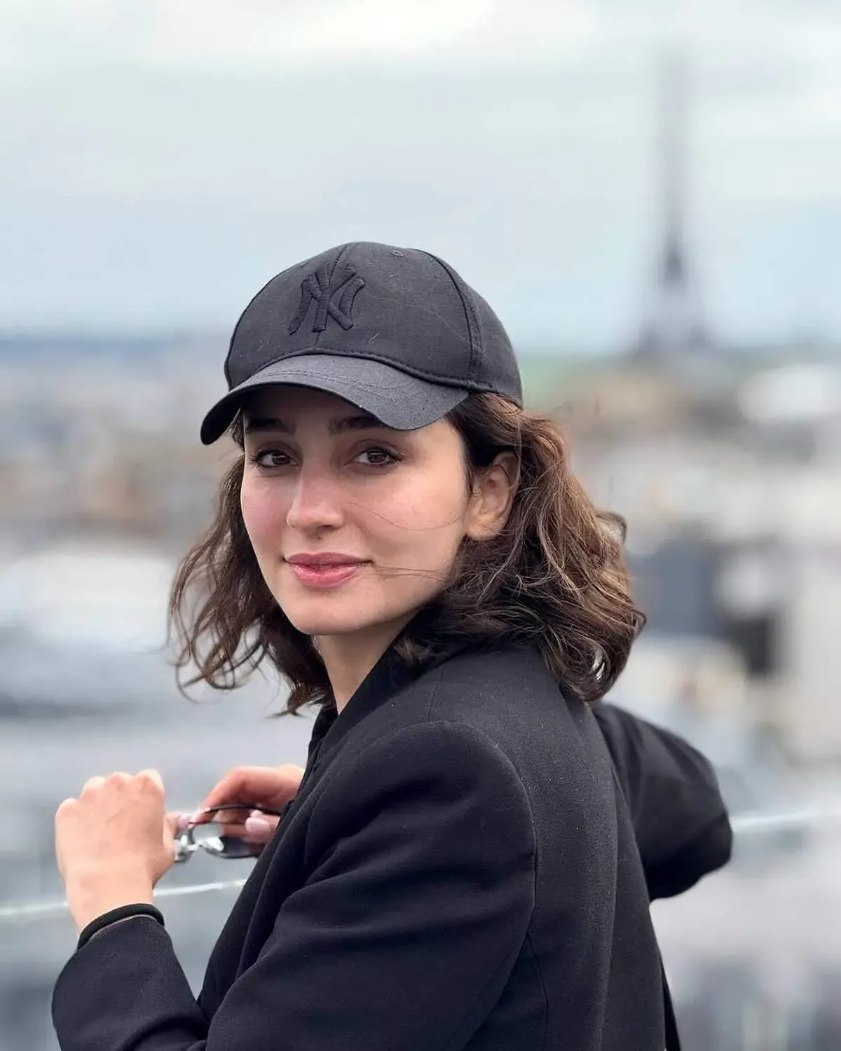 سها نیاستی با استایلی جوانانه مقابل برج ایفل/ تیپ خاص بازیگر ایرانی در پاریس خبرساز شد