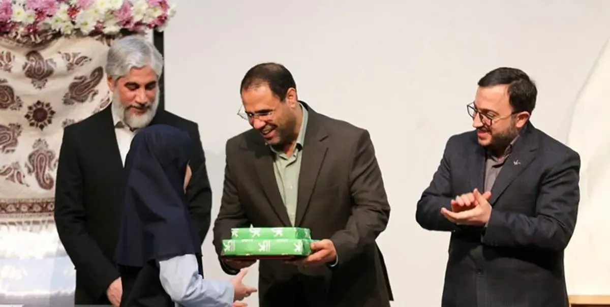 مرادصحرایی از کودکی که ۶۵۵ کتاب را در ۸ ماه خوانده تقدیر کرد!