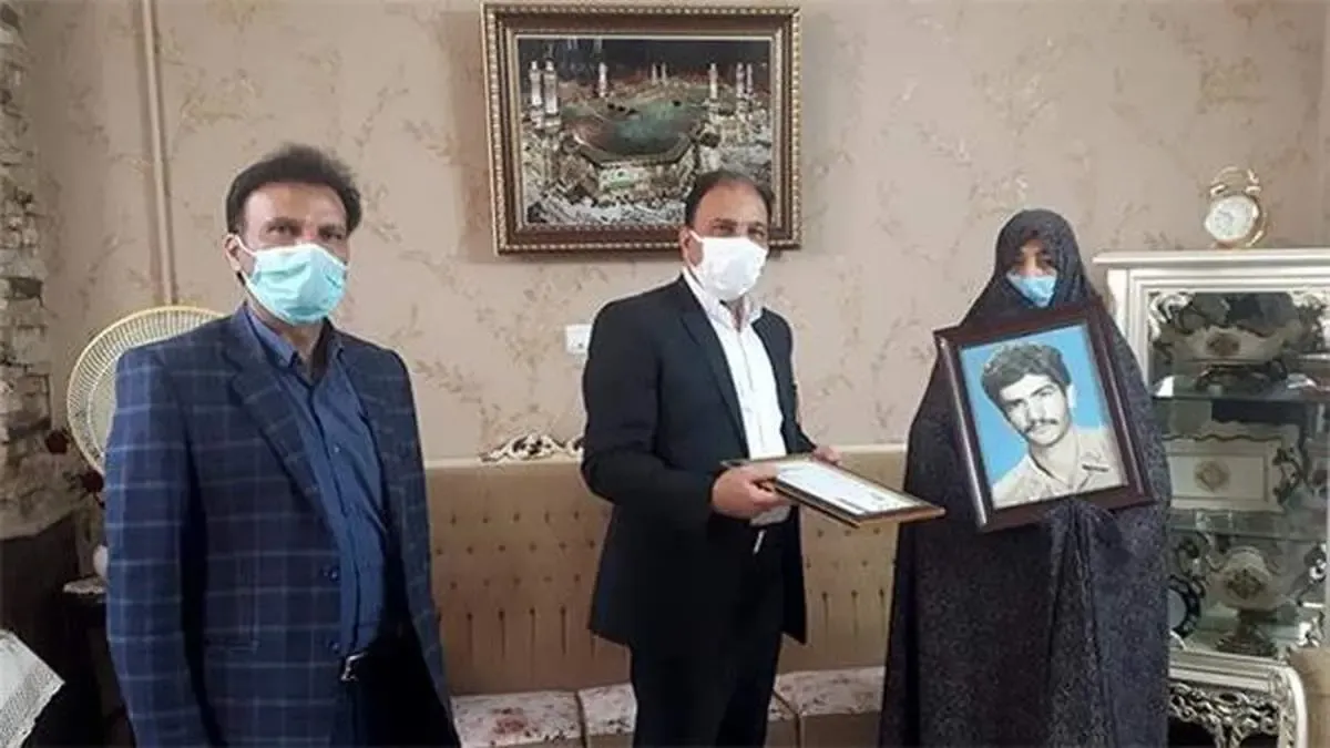 دیدار کارمندان شعب بانک دی در سراسر کشور با خانواده های شهدا و ایثارگران