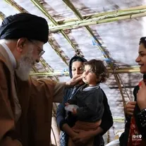 سیدمجتبی خامنه‌ای در کنار پدر شهیدش در جایی که فکرش را نمی کنید/ تصاویر