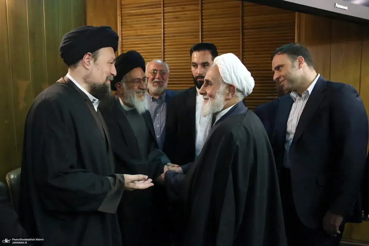 میزبانی سیدحسن خمینی از مهمانان مراسم آیت الله موسوی بجنوردی