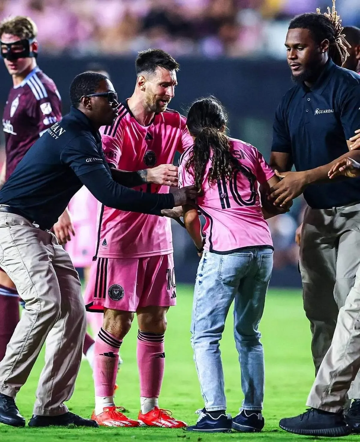 عکس/ ذوق‌زدگی یک دختر پس از ملاقات با مسی