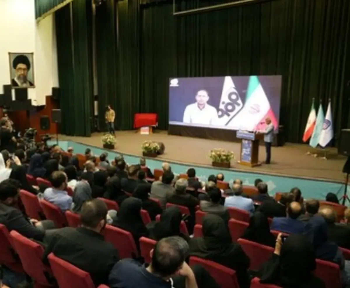 شرکت فولاد مبارکه تندیس و لوح جشنواره خیر مهارت را دریافت کرد