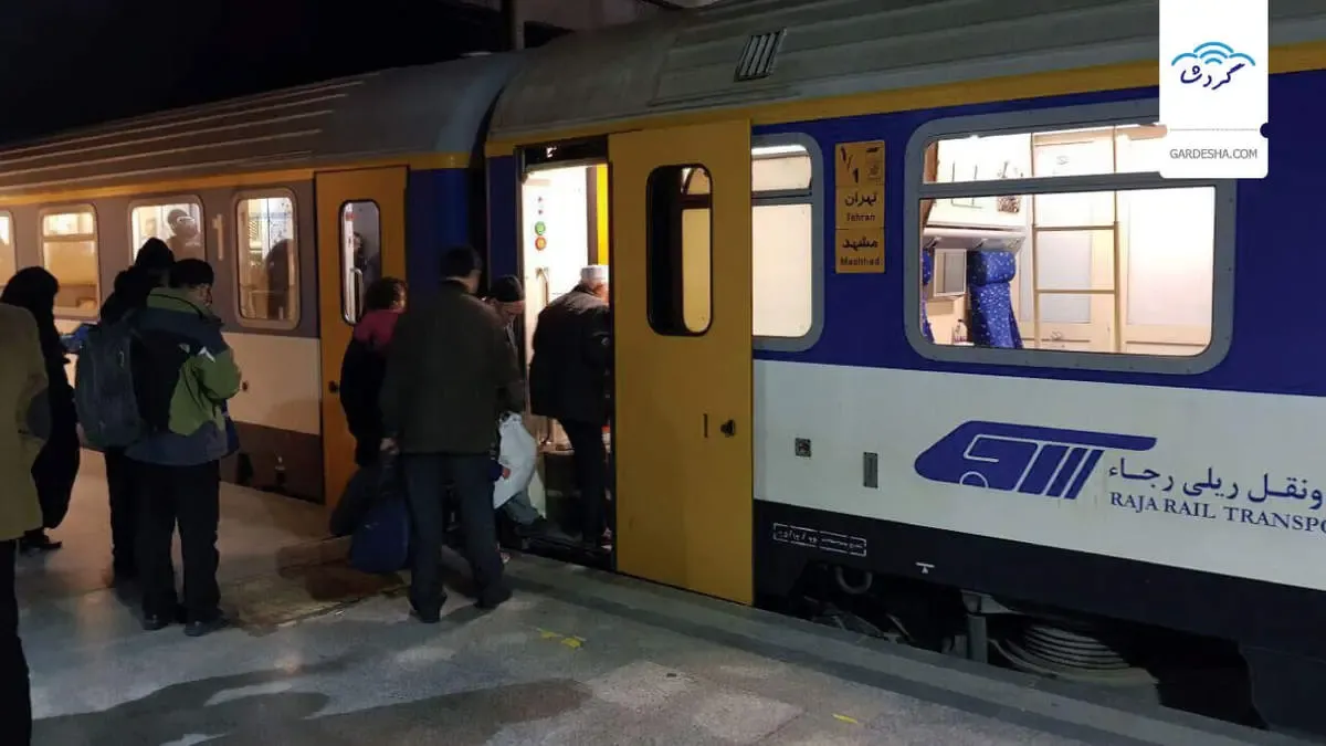 مسافران در واگن‌های قطار تهران- مشهد حبس شدند/ سیستم تهویه کار نمیکند