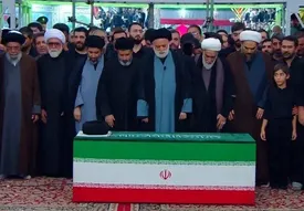 قرائت عبارت «اللهم انا لا نعلم منه الا خیرا» توسط آقا سیدمصطفی خامنه‌ای در نماز بر پیکر رهبر شهید/ فیلم