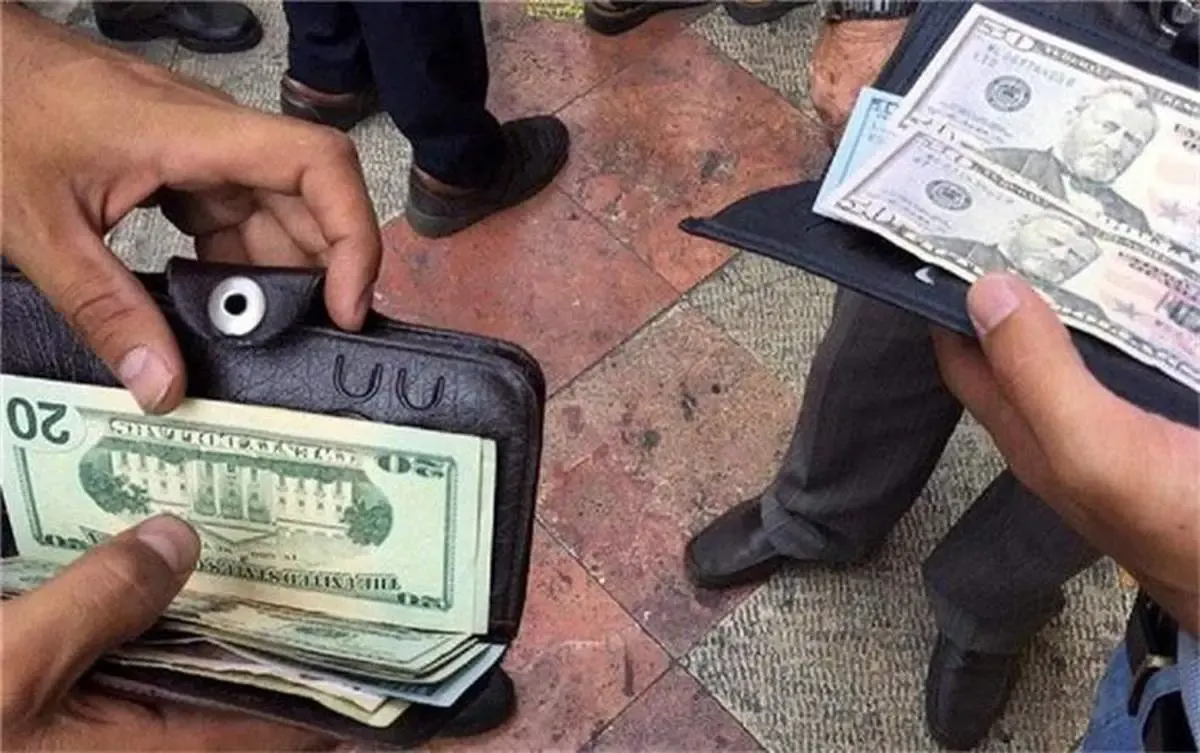 بی‌اعتنایی دلار آزاد به نرخ جدید بانک مرکزی / اختلاف قیمت دلار در مرکز مبادله و بازار آزاد