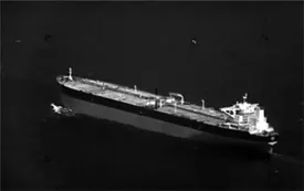 لحظه توقیف یک نفتکش خارجی توسط سپاه در تنگه هرمز