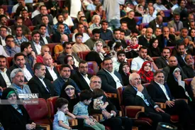 توجه و محبت مسعود پزشکیان به نوه هایش/ عکس