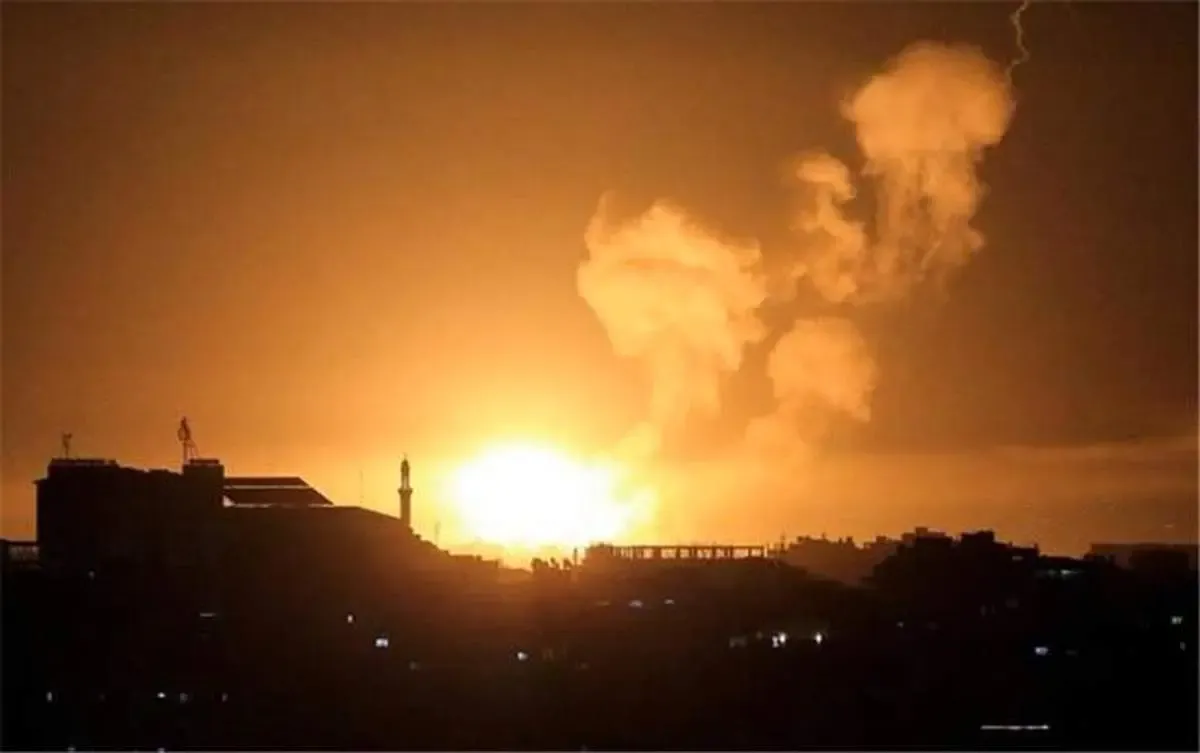 حملات جدید رژیم صهیونیستی علیه مراکز مقاومت و حماس در نوار غزه  بامداد امروز جمعه/ در آخرین حمله سایت نظامی بدر و یک پایگاه مقاومت در خان یونس بمباران شدند