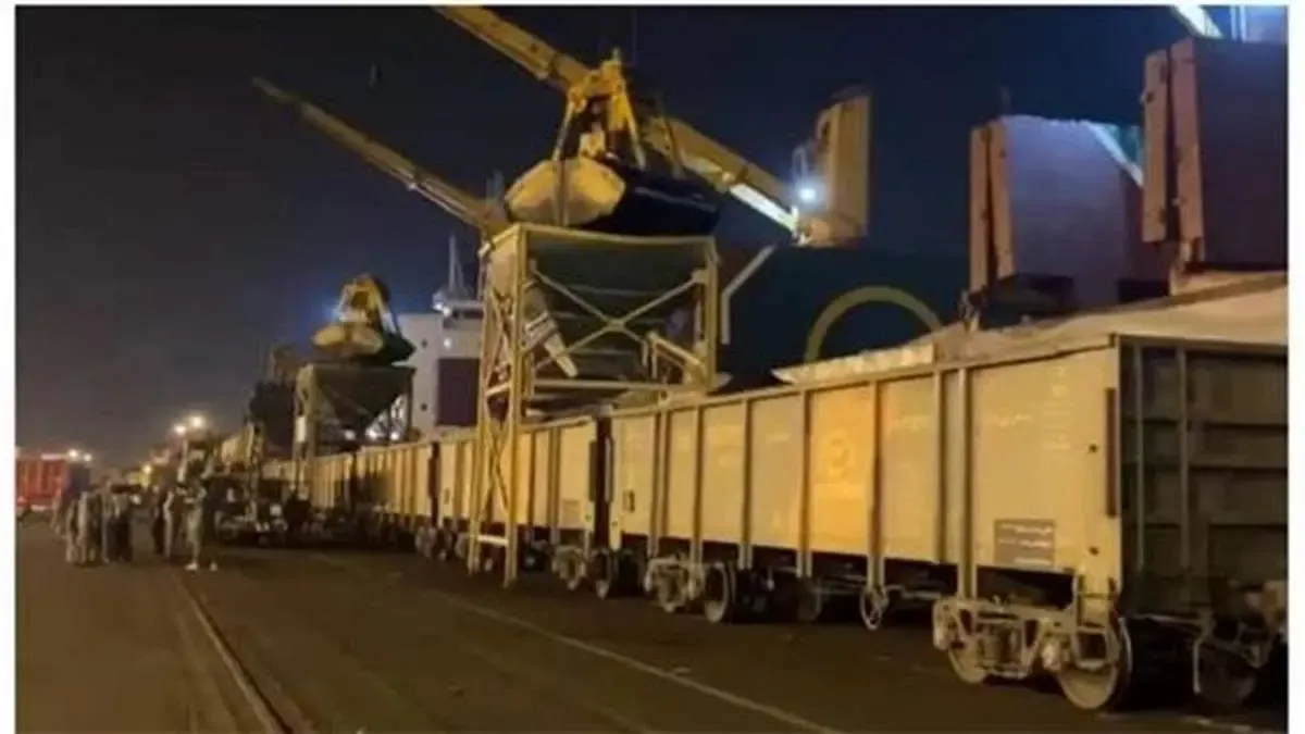 بارگیری مواد فله از کشتی به واگن و ارسال به ذوب آهن اصفهان